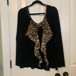 Light long sleeve shirt with cheetah print bow